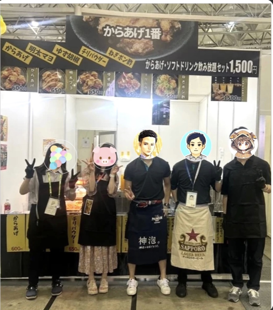 リベ大フェス2025「からあげ1番」ブースでの集合写真